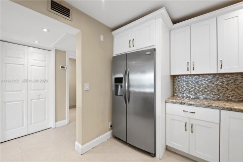 Condo in Hallandale Beach, Florida, 1 bedroom  № 2044874 - photo 9