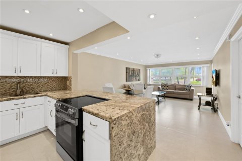 Condo in Hallandale Beach, Florida, 1 bedroom  № 2044874 - photo 2
