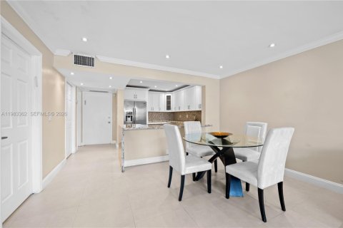 Condo in Hallandale Beach, Florida, 1 bedroom  № 2044874 - photo 6