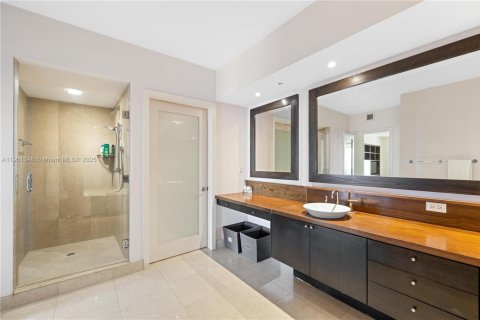 Condo in Miami Beach, Florida, 2 bedrooms  № 1955210 - photo 16