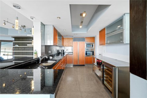 Condo in Miami Beach, Florida, 2 bedrooms  № 1955210 - photo 11