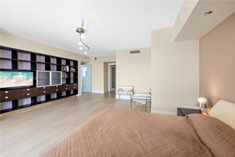 Condo in Miami Beach, Florida, 2 bedrooms  № 1955210 - photo 14