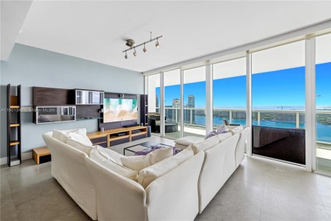 Condo in Miami Beach, Florida, 2 bedrooms  № 1955210 - photo 2