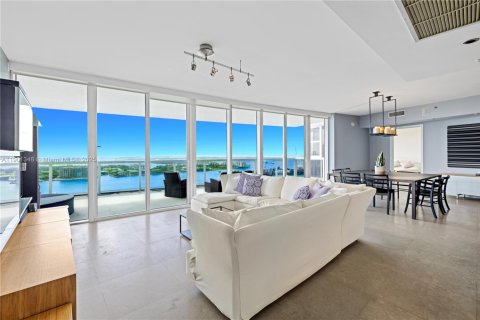 Condo in Miami Beach, Florida, 2 bedrooms  № 1955210 - photo 1