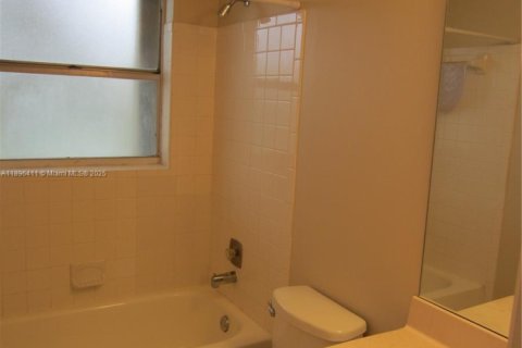 Condominio en alquiler en Coral Springs, Florida, 2 dormitorios, 68.75 m2 № 1950469 - foto 9
