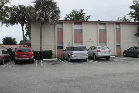 Condominio en alquiler en Coral Springs, Florida, 2 dormitorios, 68.75 m2 № 1950469 - foto 1
