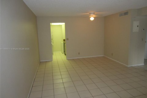 Condominio en alquiler en Coral Springs, Florida, 2 dormitorios, 68.75 m2 № 1950469 - foto 4