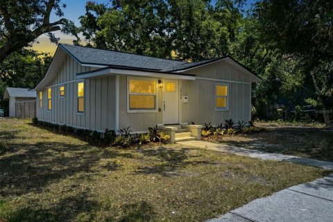 House in Saint Petersburg, Florida 4 bedrooms, 145.11 sq.m. № 2203469