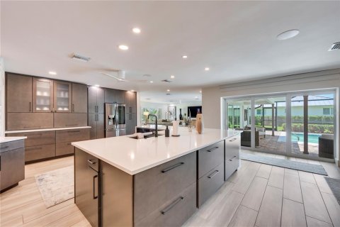 House in Fort Myers, Florida 4 bedrooms, 250.19 sq.m. № 1789078 - photo 4