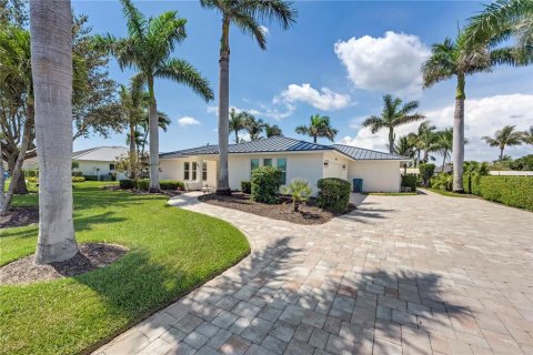 House in Fort Myers, Florida 4 bedrooms, 250.19 sq.m. № 1789078 - photo 27