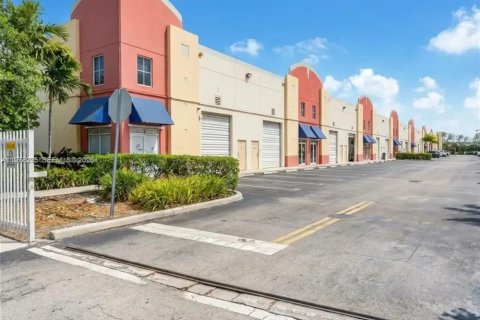 Propiedad comercial en venta en Doral, Florida № 2042598 - foto 2