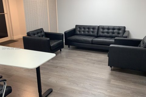 Propiedad comercial en venta en Doral, Florida № 2042598 - foto 8