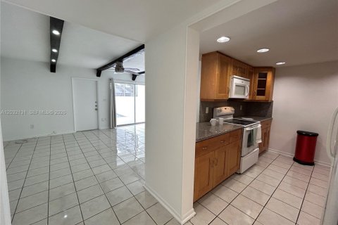 Touwnhouse à louer à Miami, Floride: 3 chambres, 151.43 m2 № 2176441 - photo 17