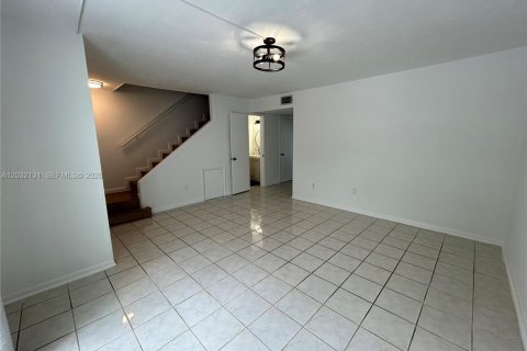 Touwnhouse à louer à Miami, Floride: 3 chambres, 151.43 m2 № 2176441 - photo 12