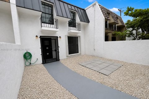 Touwnhouse à louer à Miami, Floride: 3 chambres, 151.43 m2 № 2176441 - photo 4