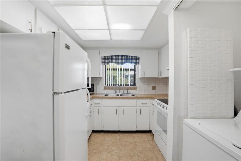 Condo in Port Charlotte, Florida, 2 bedrooms № 2166311 - photo 5