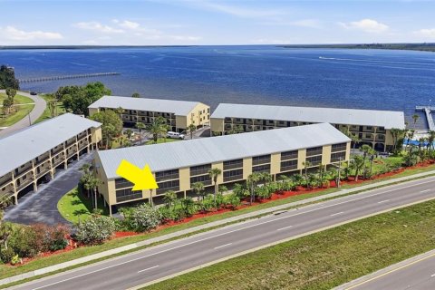 Condo in Port Charlotte, Florida, 2 bedrooms № 2166311 - photo 2