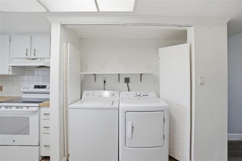 Condo in Port Charlotte, Florida, 2 bedrooms № 2166311 - photo 9