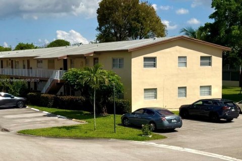 Condo in Margate, Florida, 1 bedroom  № 1704030 - photo 1
