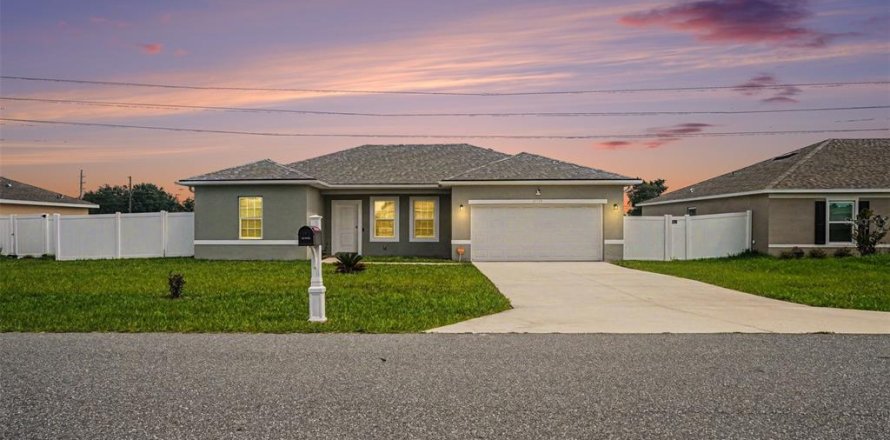 House in Ocala, Florida 4 bedrooms, 146.6 sq.m. № 2091678