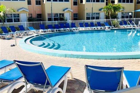 Condo in Indian Shores, Florida, 2 bedrooms  № 1565088 - photo 1