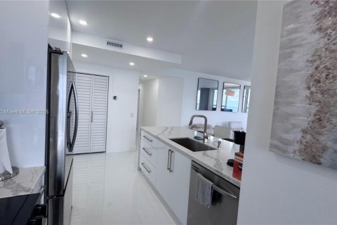 Condo in Hollywood, Florida, 2 bedrooms № 1933490 - photo 18