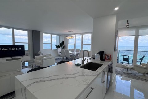 Condo in Hollywood, Florida, 2 bedrooms № 1933490 - photo 22