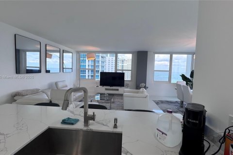 Condo in Hollywood, Florida, 2 bedrooms № 1933490 - photo 20