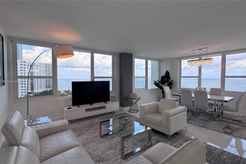Condo in Hollywood, Florida, 2 bedrooms № 1933490 - photo 9