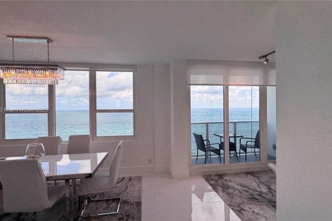 Condo in Hollywood, Florida, 2 bedrooms № 1933490 - photo 11