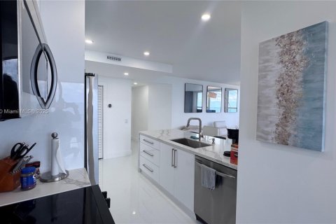 Condo in Hollywood, Florida, 2 bedrooms № 1933490 - photo 17