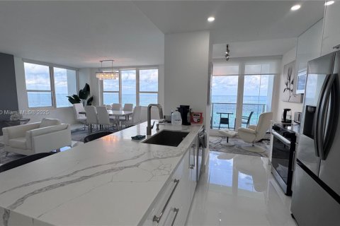 Condo in Hollywood, Florida, 2 bedrooms № 1933490 - photo 23