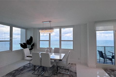 Condo in Hollywood, Florida, 2 bedrooms № 1933490 - photo 10