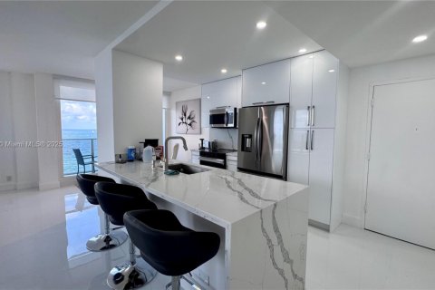 Condo in Hollywood, Florida, 2 bedrooms № 1933490 - photo 4