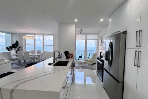 Condo in Hollywood, Florida, 2 bedrooms № 1933490 - photo 2