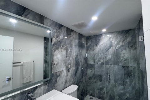 Condo in Hollywood, Florida, 2 bedrooms № 1933490 - photo 29