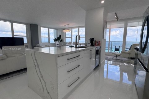 Condo in Hollywood, Florida, 2 bedrooms № 1933490 - photo 25
