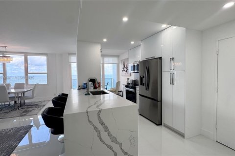 Condo in Hollywood, Florida, 2 bedrooms № 1933490 - photo 3