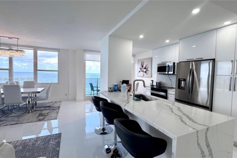 Condo in Hollywood, Florida, 2 bedrooms № 1933490 - photo 5