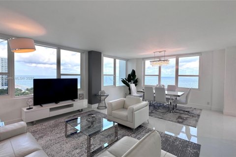 Condo in Hollywood, Florida, 2 bedrooms № 1933490 - photo 8