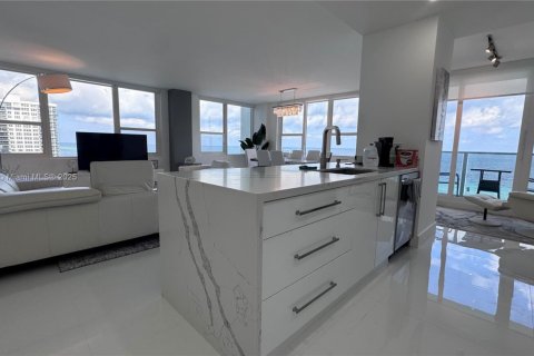Condo in Hollywood, Florida, 2 bedrooms № 1933490 - photo 26