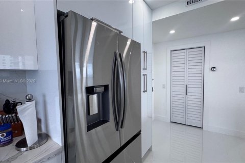 Condo in Hollywood, Florida, 2 bedrooms № 1933490 - photo 19