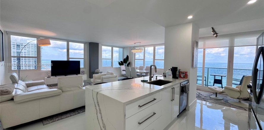 Condo in Hollywood, Florida, 2 bedrooms № 1933490