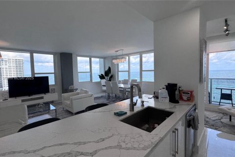 Condo in Hollywood, Florida, 2 bedrooms № 1933490 - photo 21