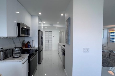 Condo in Hollywood, Florida, 2 bedrooms № 1933490 - photo 16