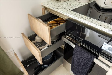 Condominio en alquiler en Miami, Florida, 2 dormitorios, 118.73 m2 № 2012194 - foto 11