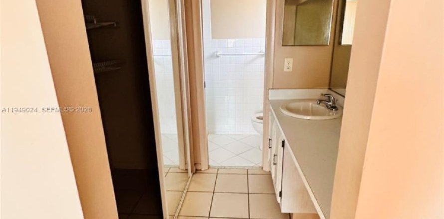 Квартира в Пемброк-Пайнс, Флорида 2 спальни, 85.01м2 № 2004845