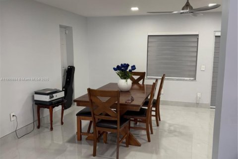 Villa ou maison à louer à Miami, Floride: 3 chambres, 222.41 m2 № 1964461 - photo 12