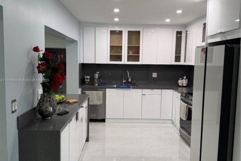 Villa ou maison à louer à Miami, Floride: 3 chambres, 222.41 m2 № 1964461 - photo 10