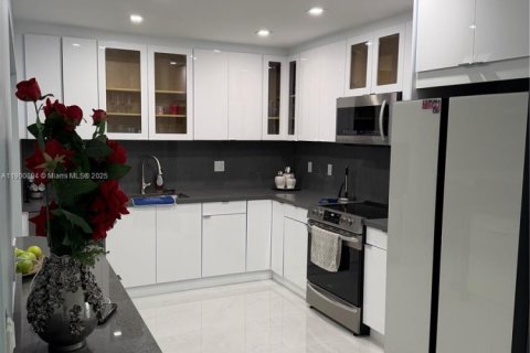 Villa ou maison à louer à Miami, Floride: 3 chambres, 222.41 m2 № 1964461 - photo 11